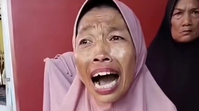 Wanita di Makassar ngamuk di Kantor Lurah Barana' karena nama anaknya hilang dari daftar penerima bantuan pangan. Lurah menjelaskan data berasal dari Kemensos.