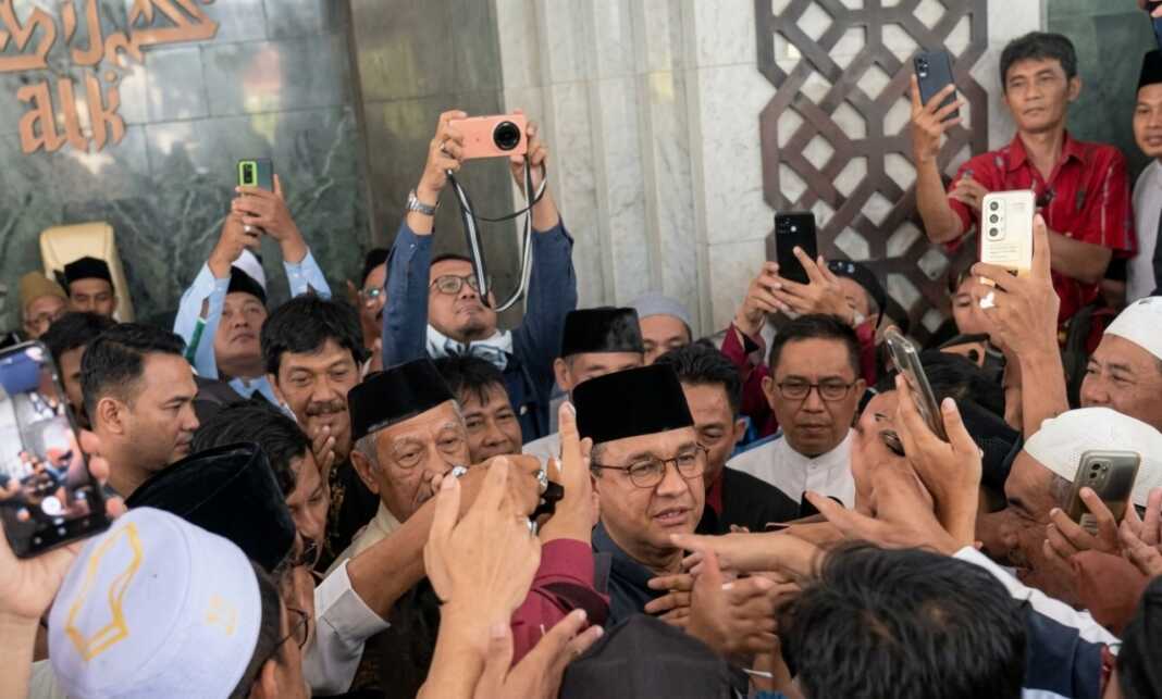 Anies Baswedan mengunjungi Masjid Al-Markaz Al-Islami Makassar untuk salat Jumat dan silaturahmi, Jumat (18/9/2026).