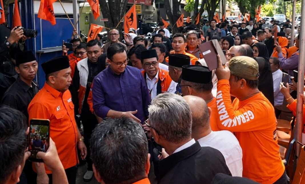 Anies Baswedan mengunjungi Sekretariat Gerakan Rakyat Sulsel, Jalan Janggo, Kelurahan Paropo, Kecamatan Panakkukang, Sabtu (19/9/2026).
