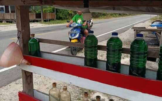 Antrean panjang di sejumlah SPBU Bone membuat harga Pertalite eceran naik hingga Rp20 ribu per botol, Kamis (17/9/2026).