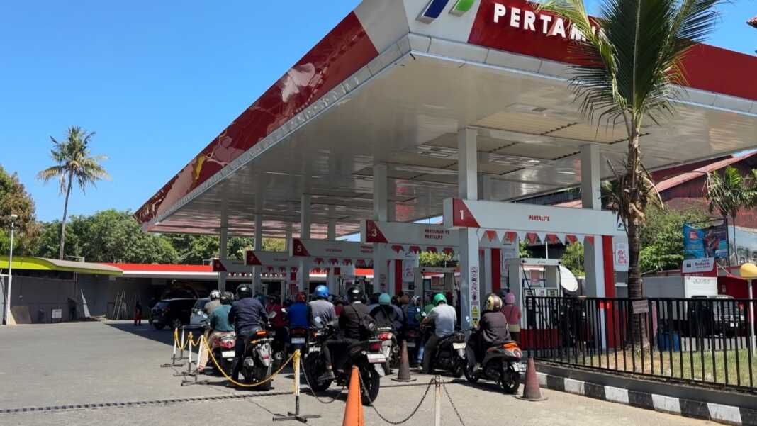 Antrean pengisian BBM bersubsidi di SPBU Ratulangi Makassar mulai berangsur landai setelah penerapan sistem ganjil genap, Kamis (17/9/2026).