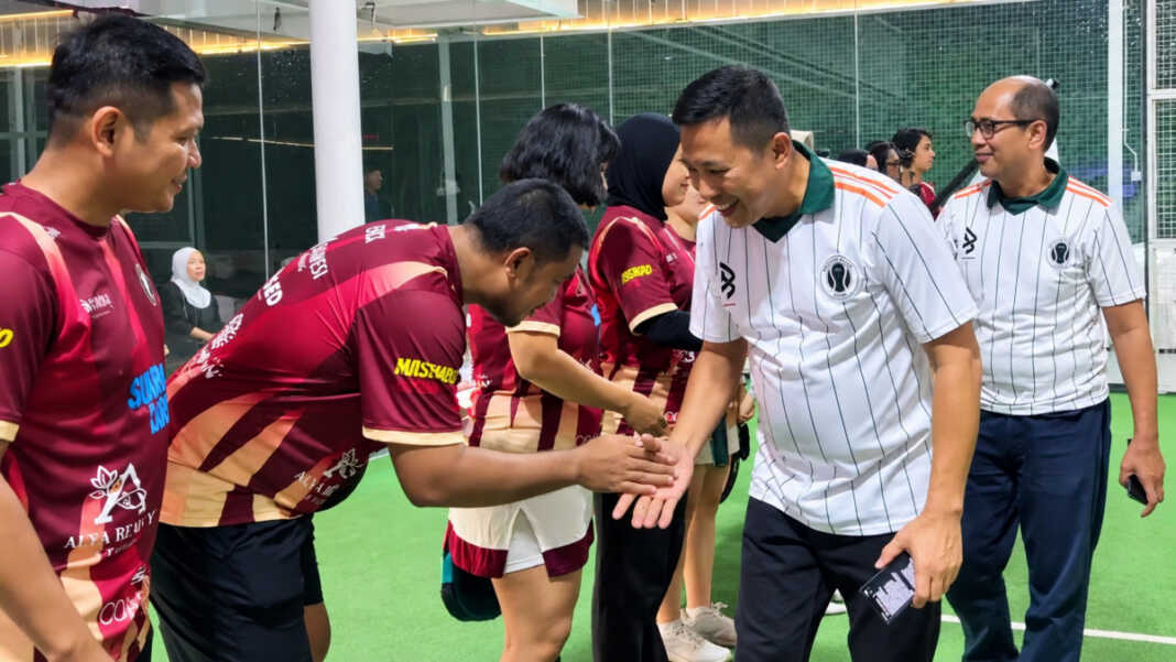 Direktur Utama Bumi Pundi Karsa Group H Badris Salam SE menyalami peserta seusai menutup rangkaian SulawesiPos Pentas Padel 2026 di Padel Hood Makassar, Minggu (27/9/2026) malam. Badris Salam yang mencalonkan diri menjadi Ketua REI Sulsel, dipastikan menjadi calon tunggal karena hanya dia satu-satunya bakal calon yang mengembalikan formulir pendaftaran Calon Ketua REI Sulsel.