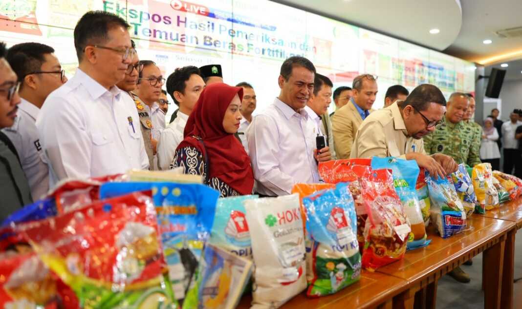 Menteri Pertanian Andi Amran Sulaiman mengungkapkan, diduga 25 merek beras fortifikasi di pasaran tidak sesuai standar. Bapanas mengungkap tiga pelanggaran pada 25 merek beras fortifikasi yang berpotensi merugikan konsumen Rp89 triliun.