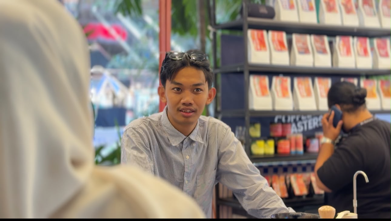 Barista Penang Kopi Roaster, Aldi saat diwawancara SulawesiPos.com, Sabtu (19/9/2026).