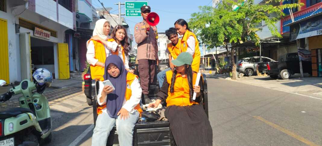 Bhabinkamtibmas Kampung Pisang Parepare keliling permukiman dengan motor toa untuk mengimbau warga meningkatkan kewaspadaan terhadap potensi kebakaran, Sabtu (19/9/2026)