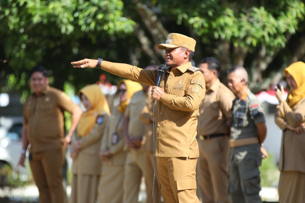 Bupati Andi Asman Sulaiman saat apel pagi lingkup Sekretariat Daerah Kabupaten Bone, Senin (14/9/2026).