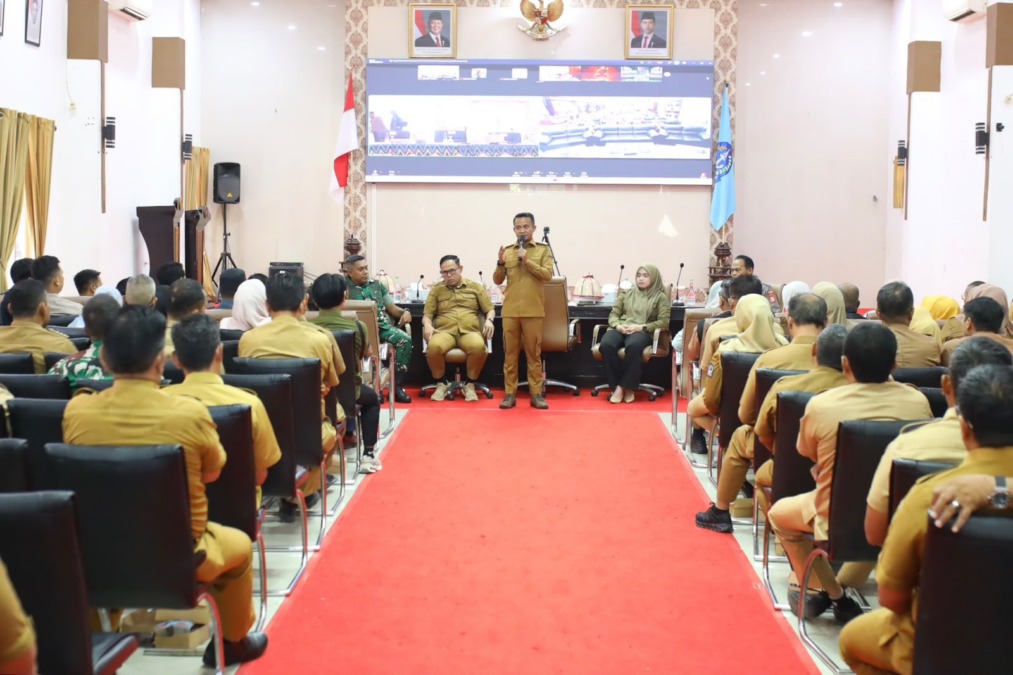 Bupati Bone Andi Asman Sulaiman bersama jajarannya mengikuti rapat evaluasi dan monitoring penyaluran BBM bersubsidi, Senin (14/9/2026).