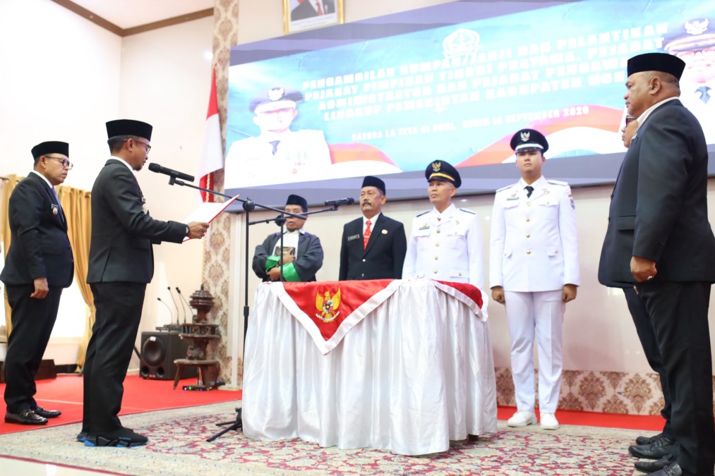 Bupati Bone Andi Asman Sulaiman melantik dan memutasi empat pejabat eselon II, Senin (14/9/2026).