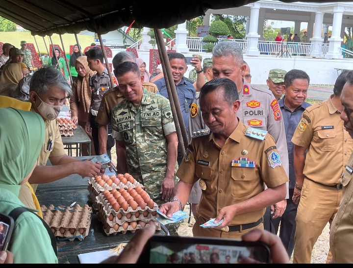 Bupati Bone Andi Asman Sulaiman memborong dagangan UMKM saat bazar HUT ke-81 TNI di Lapangan Merdeka Watampone, Selasa (22/9/2026)