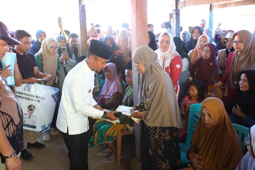 Bupati Bone Bantu Korban Kebakaran di Sanrangeng, Rp165 Juta untuk Warga Terdampak, Jumat (18/9/2026).