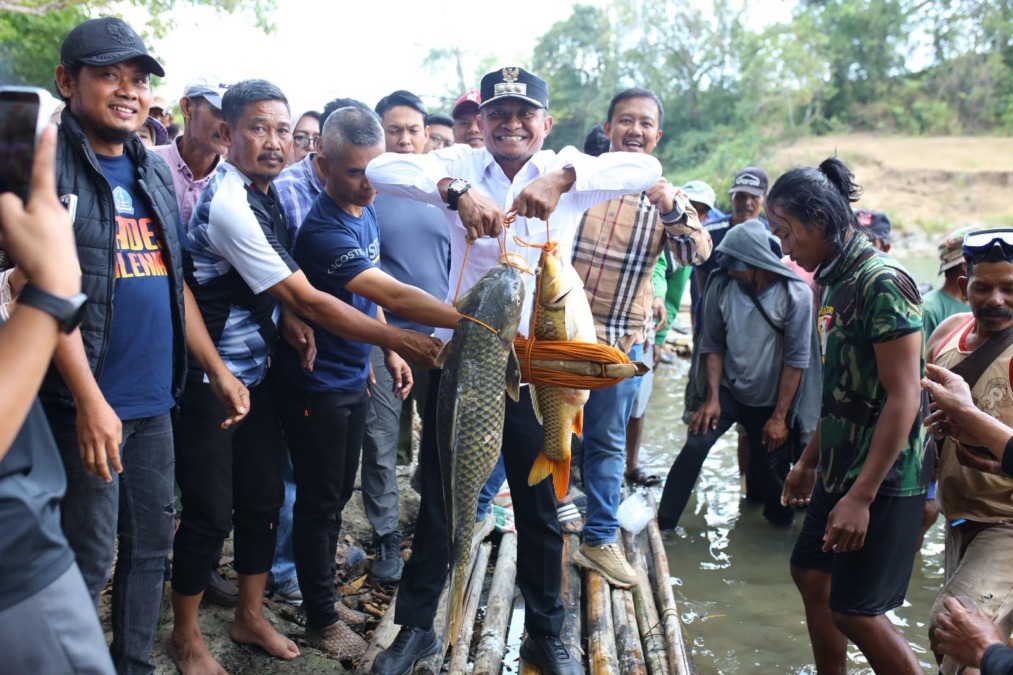 Bupati Bone H. Andi Asman Sulaiman saat menghadiri kegiatan mappabaje’ dan mappajala di Desa Binuang, Kecamatan Libureng, Rabu (16/9/2026).
