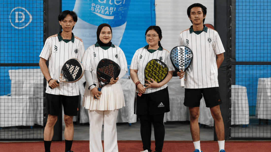Para pemain berpose sebelum berlaga di SulawesiPos Pentas Padel 2026