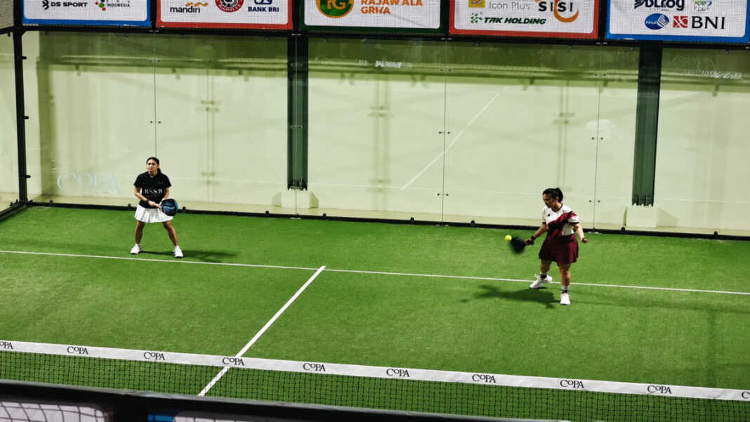 Aksi pemain pada pertandingan SulawesiPos Pentas Padel 2026 Round 7 di Copa Padel Makassar