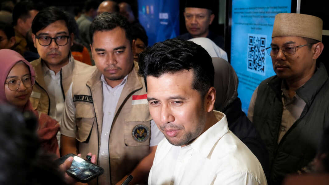 Wagub Jatim Emil Elestianto Dardak saat meninjau korban keracunan MBG di RSUD Notopuro Sidoarjo