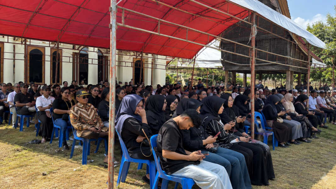 Ribuan warga mengantar pemakaman Aris Sanda di Tongkonan Kalintiong Toraja Utara, Rabu (23/9/2026)