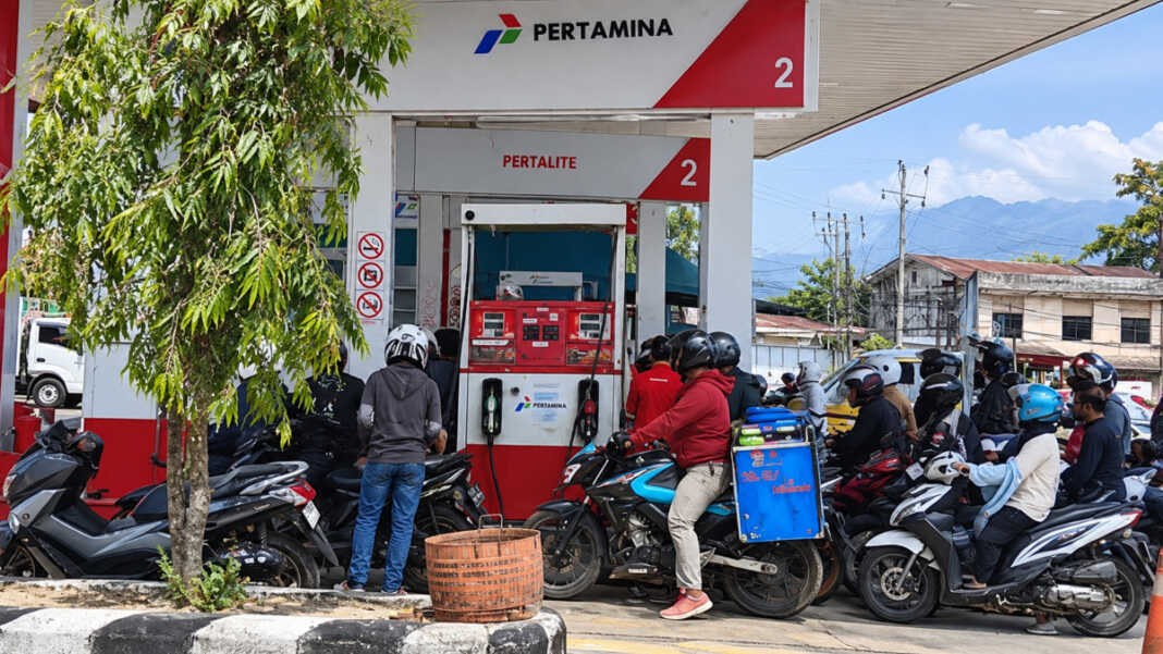 Antrean BBM di Mamuju Berujung Pembacokan Petugas SPBU Simbuang