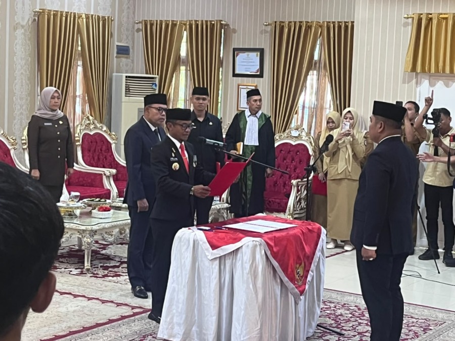 Edy Saputra Syam resmi menjabat Pj Sekda Bone menggantikan Hj. Andi Tenriawaru. Pelantikan berlangsung di Rumah Jabatan Bupati Bone, Senin (28/9/2026).