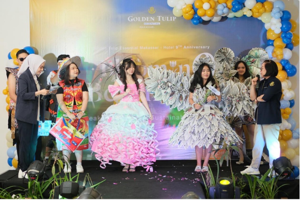 Fashion show konsum limbah dalam perayaan 9 tahun Golden Tulip Essential Makassar, Rabu (9/9/2026)