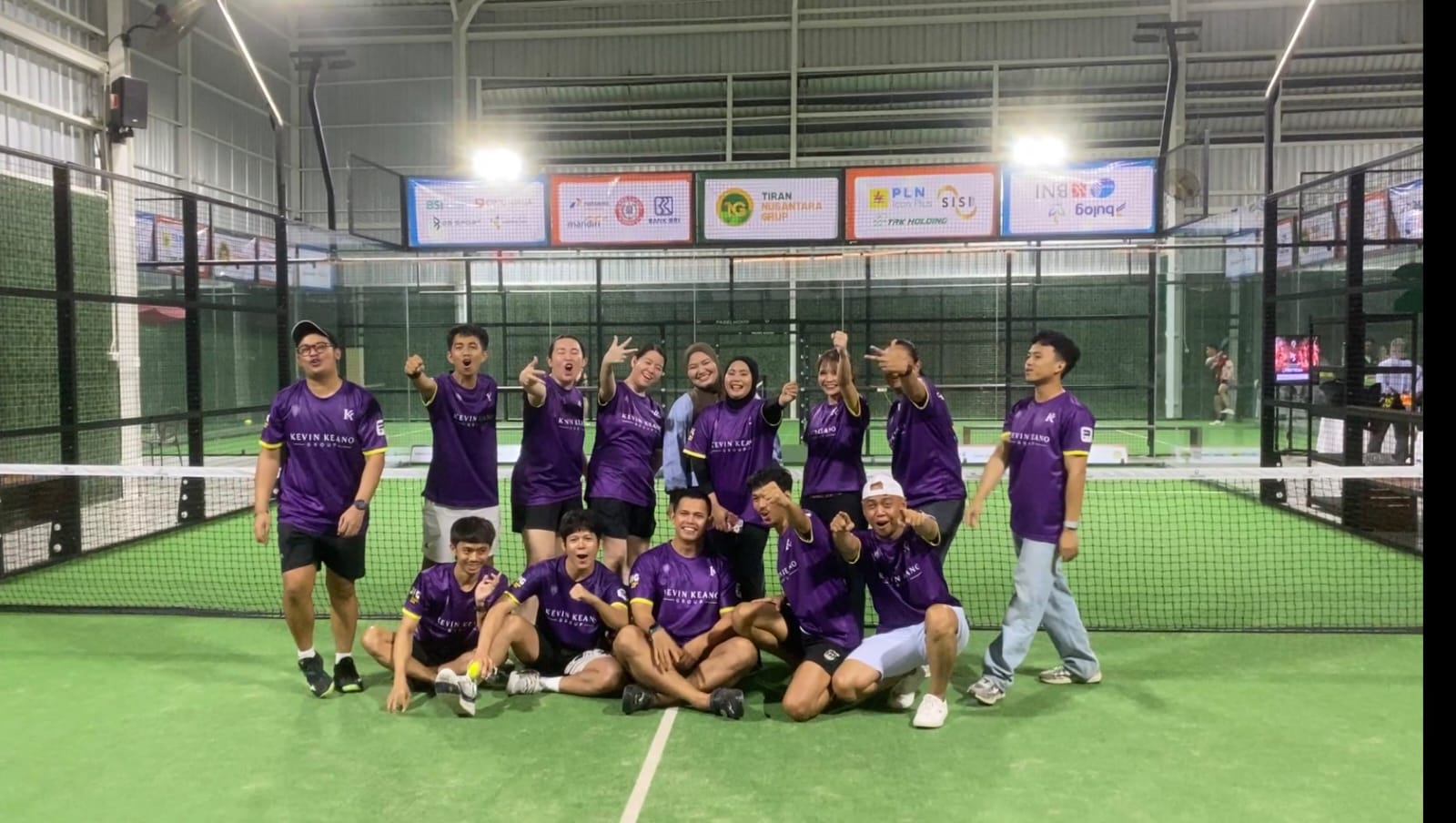 Foto bersama KevinKeano setelah babak semifinal SulawesiPos Pentas Padel, Sabtu (26/9/2026)