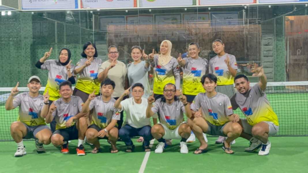 Foto bersama YSL Padel Club setelah babak semifinal SulawesiPos Pentas Padel, Sabtu (16/9/2026)
