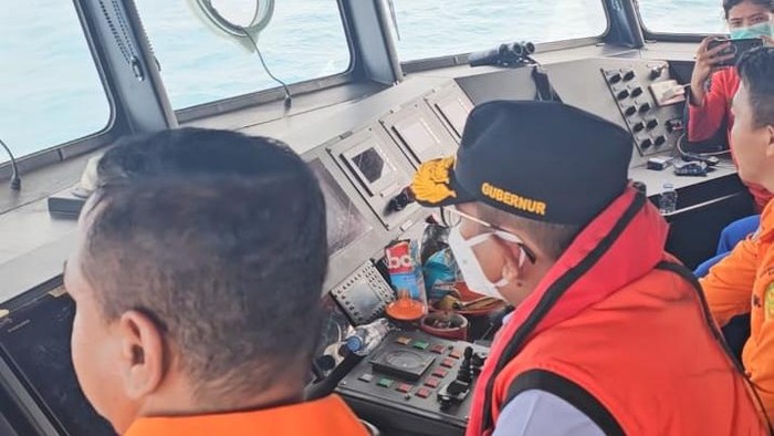Gubernur Banten Andra Soni mengikuti pencarian lima jurnalis dan tiga awak kapal yang hilang saat hendak meliput erupsi Anak Krakatau, Senin (14/9/2026).