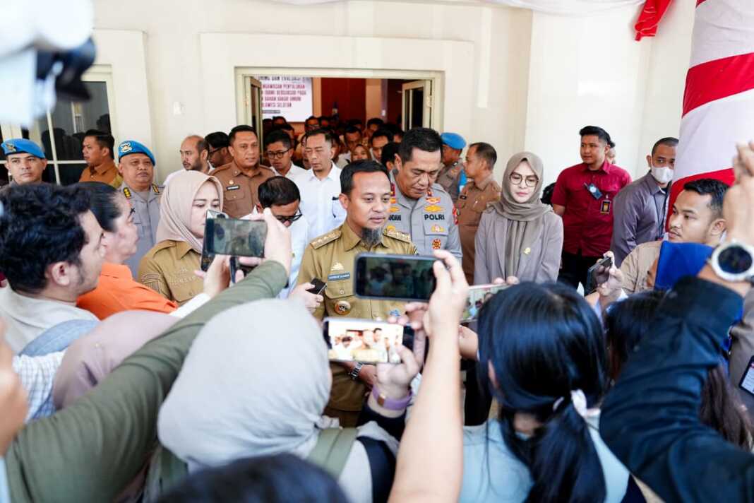 Gubernur Sulsel Andi Sudirman Sulaiman usai melakukan evaluasi serta monitoring terhadap kebijakan penanganan antrean BBM, Senin (14/9/2026)