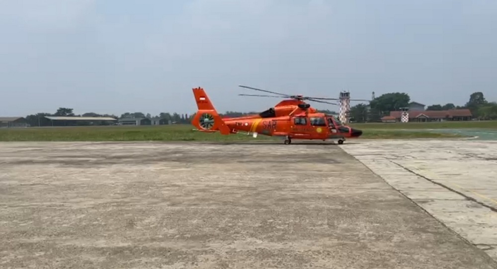 Helikopter HR-3604 dikerahkan dalam pencarian jurnalis yang hilang di perairan Selat Sunda, Sabtu (12/9/2026)