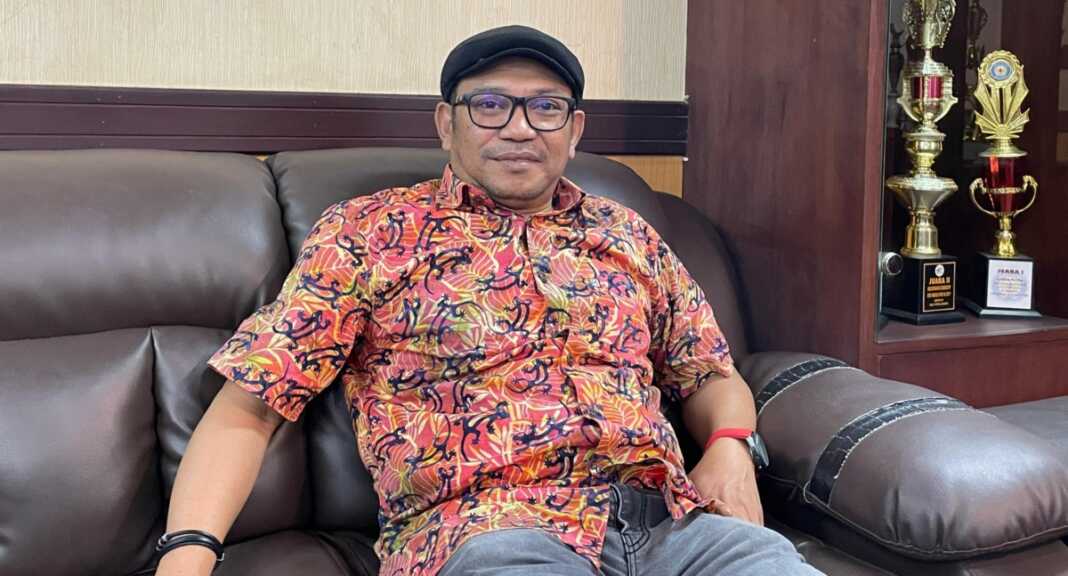 Dr Arifin Manggau MPd menjadi pendaftar pertama bakal calon Rektor Universitas Negeri Makassar (UNM) periode 2027–2031 setelah menyerahkan berkas di Sekretariat Panitia Pemilihan Rektor, Menara Pinisi UNM, Kota Makassar, Senin (21/9/2026).