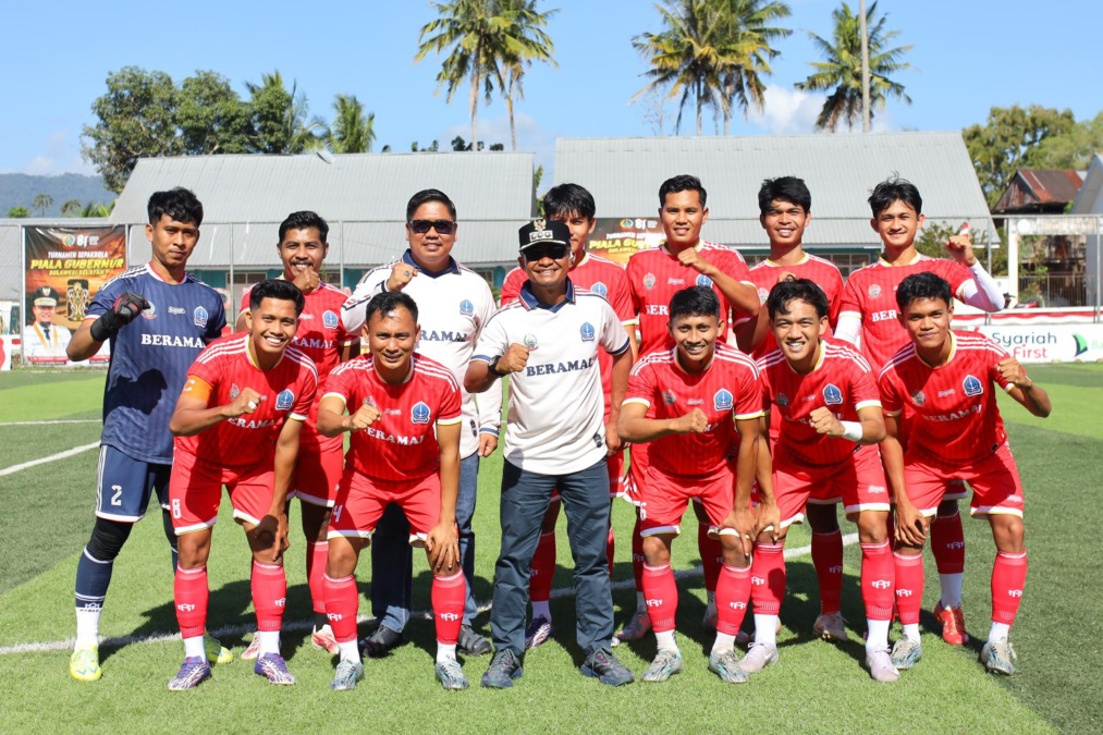 Bupati Bone Andi Asman Sulaiman foto bersama dengan timnya Beramal