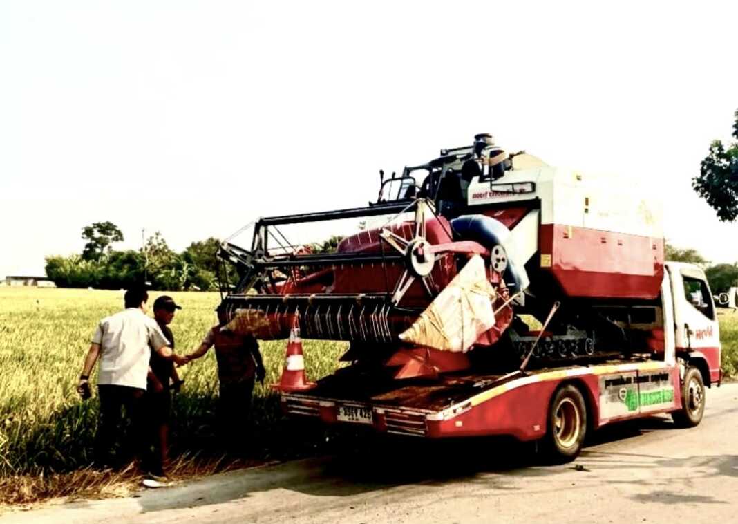 Bantuam combine harvester tiba di Desa Tegal Sawah, Kecamatan Karawang Timur
