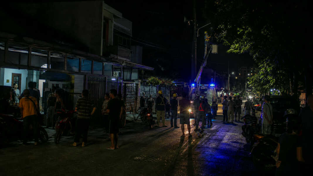 Petugas pln perbaiki jaringan makassar mati lampu bergilir