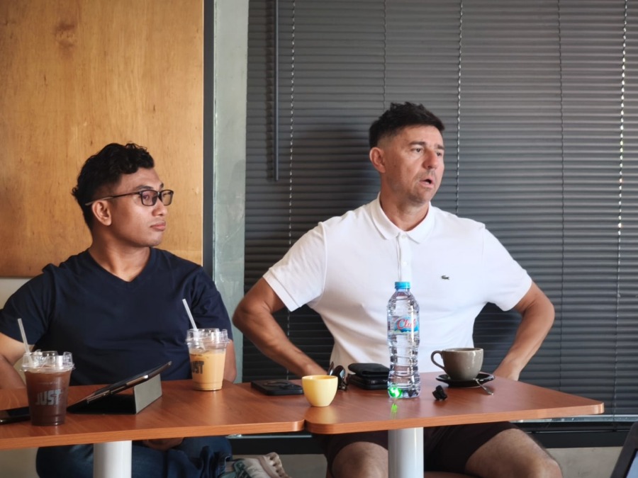 Pelatih PSM Makassar, Darije Kalazicdalam kegiatan Media Day PSM Makassar bersama awak media bersama di Just Cafe, Kamis (3/9/2026)