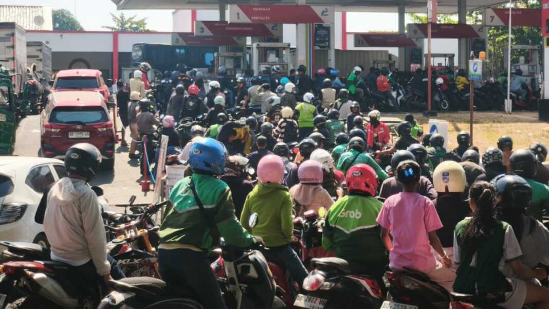 Aturan ganjil-genap BBM subsidi berlaku di Sulsel mulai 13 September, tetapi penerapan hari pertama belum seragam dan Pertalite di SPBU Antang habis