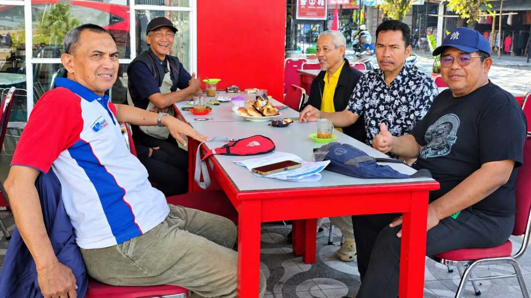 Panitia HUT ke-57 PPBRI berdiskusi mengenai pelaksanaan HUT ke-57 PPBRI, di Warkop 115 Jl Toddopuli Raya, Minggu (13/9/2026). Dari kiri ke kanan: H Hamzah Tiro (Sekretaris), R Sukardjo Wijaya (Seksi Konsumsi), H Sukardi (Ketua Panitia), Syahrir Safa (Ketua PPBRI Cabang Makassar A Yani) dan H Darwin Rasyid (Bendahara/Pemilik Warkop 115).