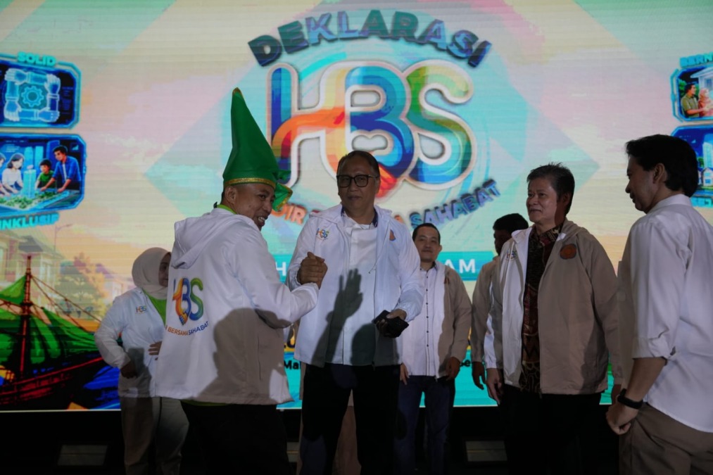 Haji Badris memasangkan jaket Tim pada Mantan Ketua REI Arief Mone