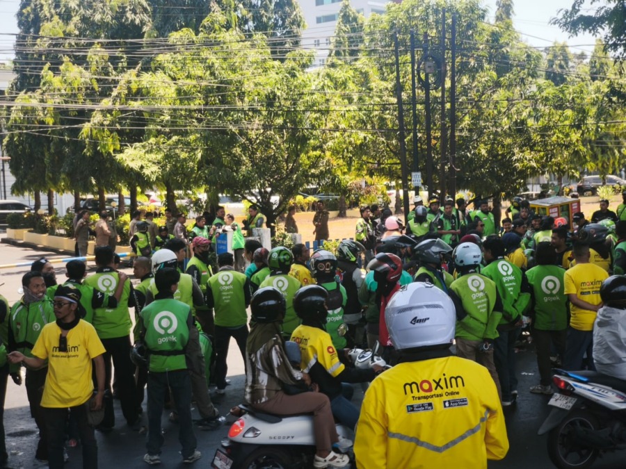 Ratusan pengemudi ojek online dari berbagai aplikasi menggelar unjuk rasa di depan kantor sementara DPRD Sulawesi Selatan, Jalan AP Pettarani, Makassar.