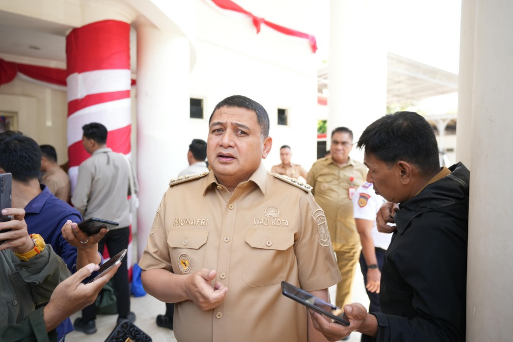 Wali Kota Makassar Munafri Arifuddin memberi keterangan terkait pembatasan ganjil genap bagi Ojol usai menghadiri Rapat Monitoring dan Evaluasi terkait Penyaluran Bahan Bakar Minyak (BBM) Bersubsidi pada Stasiun Pengisian Bahan Bakar Umum (SPBU) se-Sulawesi Selatan, di Rumah Jabatan Gubernur Sulsel, Senin (14/9/2026)