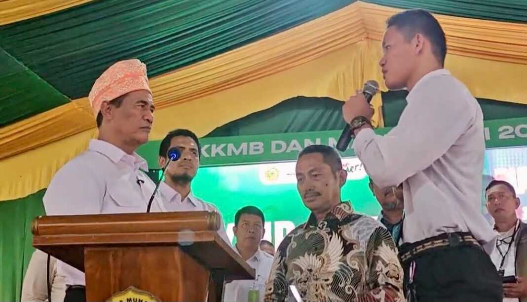 Mahasiswa UMRI mengeluhkan sulitnya memperoleh pupuk untuk pertanian sayuran di Kampar, Kamis (17/9/2026). Mentan Amran langsung memerintahkan jajarannya menindaklanjuti kebutuhan itu.
