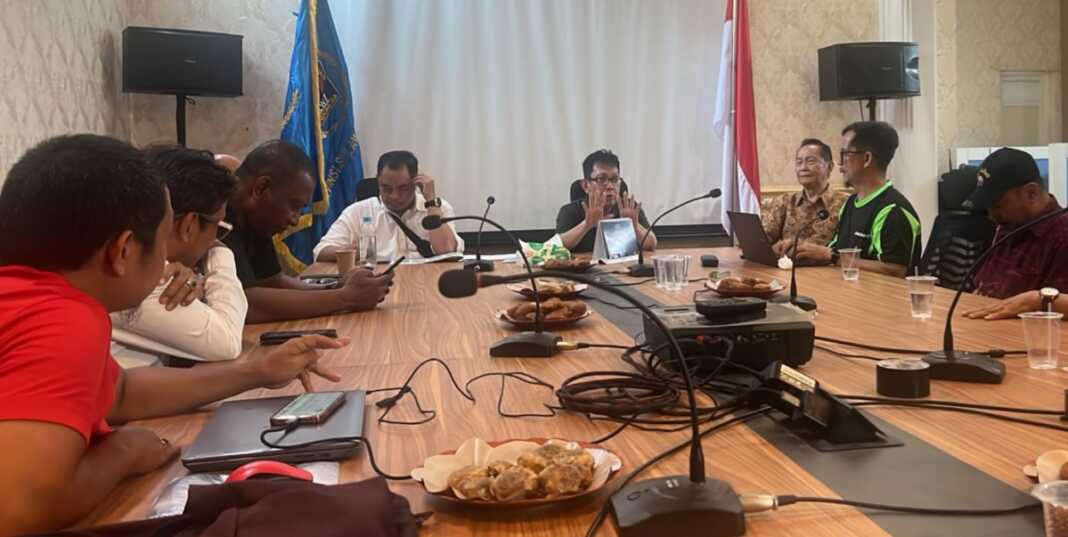 Ketua PWI Sulsel Suwardi Thahir (tengah) mematangkan kontingen Porwanas XV Lampung 2027 melalui pendataan, verifikasi, seleksi, dan pembinaan atlet sebelum 30 September, dalam rapatn di Kantor PWI Sulsel, Jumat 18 September 2026.