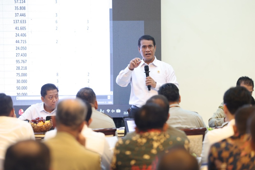 Menteri Sekretaris Negara Prasetyo Hadi menyebut Mentan Amran sebagai “panglima pangan” saat rapat koordinasi percepatan pengembangan bioetanol bersama 44 bupati, Senin (21/9/2026),