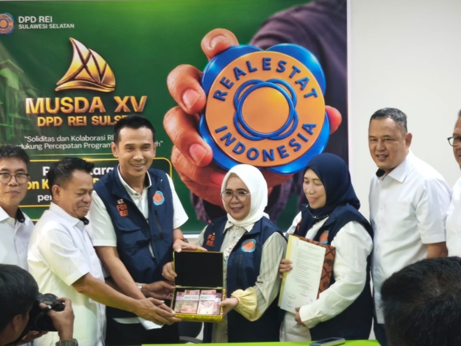 Tim pendukung kandidat calon Ketua REI Sulsel Rezza Pratama Said mengambil formulir di Sekretariat REI Sulsel