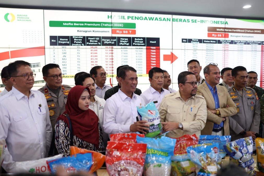 Mentan Amran menyoroti dugaan mafia di balik kelangkaan beras premium dan menyiapkan moratorium, pencabutan izin, serta proses hukum.