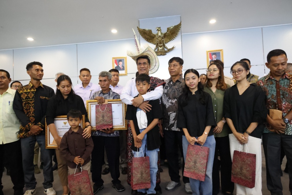 Menteri Pertanian Andi Amran Sulaiman menemui keluarga tiga pegawai pertanian Jayawijaya yang gugur dalam tugas, di Jakarta Selasa (22/9/2026). Mentan Amran juga menyiapkan beasiswa serta kesempatan kerja bagi keluarga korban.