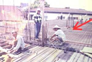 Haji Badris saat menjadi buruh bangunan dalam proyek renovasi Masjid Raya Makassar, sekitar tahun 1999-2005