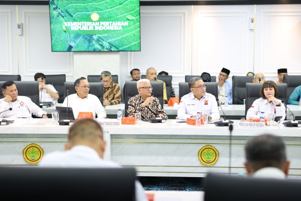 Harga singkong di Lampung disebut mencapai sekitar Rp2.400 per kilogram setelah kebijakan penghentian impor singkong oleh pemerintah, kondisi yang dinilai memperkuat pasar domestik sekaligus membuka peluang baru melalui pengembangan bioetanol. Apresiasi itu disampaikan Ketua Umum Masyarakat Singkong Indonesia (MSI) Arifin Lambaga saat audiensi dengan Mentan Amran di Jakarta, Rabu (23/9/2026).