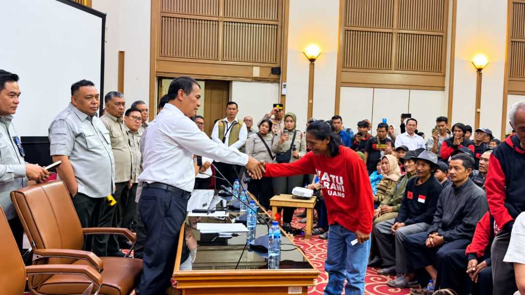 Momen haru mewarnai pertemuan 1.000 petani Indramayu dengan Mentan Amran setelah keluhan irigasi, pupuk, IRPOM, dan alsintan ditindaklanjuti dalam pertemuan 1.000 petani di Jakarta, Kamis (24/9/2026)