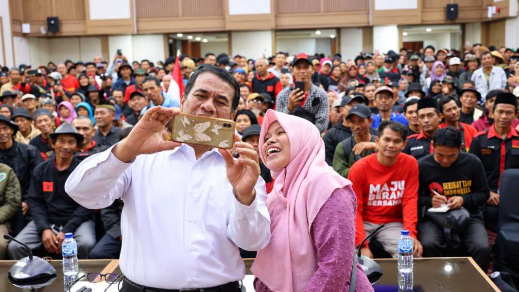 Mentan Amran mendorong generasi muda menjadikan pertanian sebagai ruang usaha, penelitian, dan inovasi untuk menjaga keberlanjutan swasembada pangan Indonesia. Pesan itu disampaikan saat menghadiri GANTARI 2026 melalui seminar nasional tentang regenerasi pemuda sebagai penggerak keberlanjutan dan swasembada pangan, Kamis (24/9/2026).