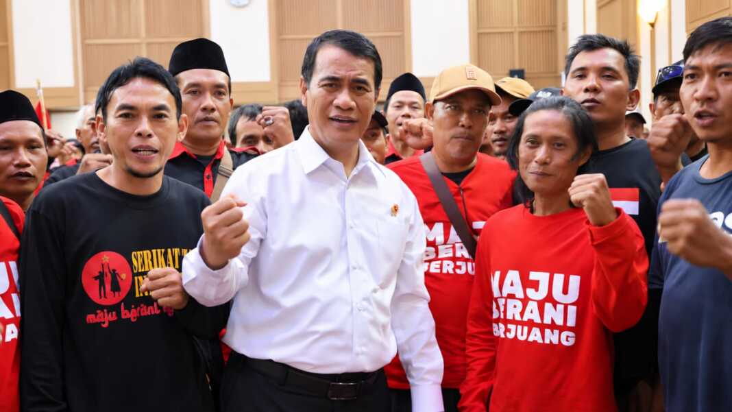 Mentan Amran membentuk Kelompok “Maju, Berani Berjuang” dari petani Indramayu yang datang ke Kementerian Pertanian, Jakarta, Kamis (24/9/2026). Para petani sebelumnya datang untuk menyampaikan persoalan irigasi, irpom, pupuk, benih, dan alat mesin pertanian. Kelompok itu diresmikan sebagai simbol semangat petani menghadapi tantangan produksi sekaligus memperjuangkan kemajuan pertanian.