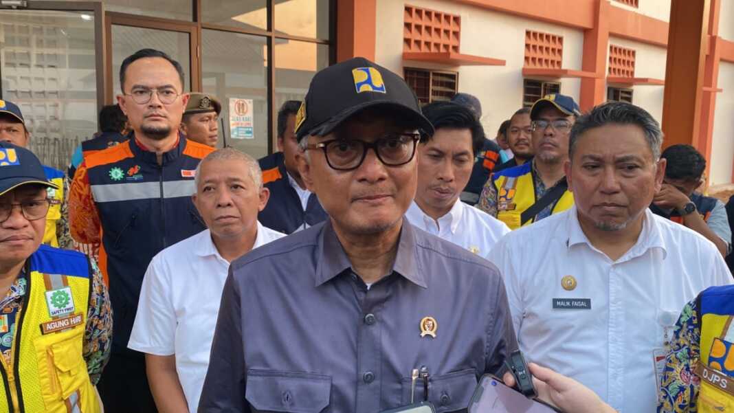 Menteri PU Dody Hanggodo meminta Pemprov Sulsel segera menyelesaikan persoalan lahan yang ada di kawasan GOR Sudiang, saat meninjau proyek sekolah rakyat, Rabu (23/9)