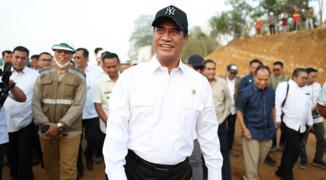 Menteri Pertanian (Mentan) Andi Amran Sulaiman meninjau langsung lokasi pembangunan kawasan peternakan terintegrasi di Desa Mappesangka, Kecamatan Ponre, Kabupaten Bone, Sulawesi Selatan.